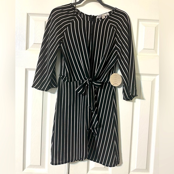 Gypsies & Moondust Dresses & Skirts - Gypsies & Moondust Black and White Tie Front Sheath Dress size medium